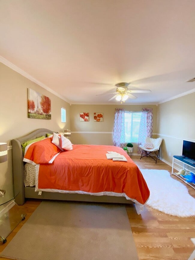 Building Photo - Best Deal in SW Bakersfield. Fully furnished home with a Pool