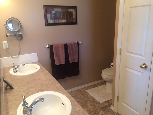 master bath - 2100 North Palisades Drive