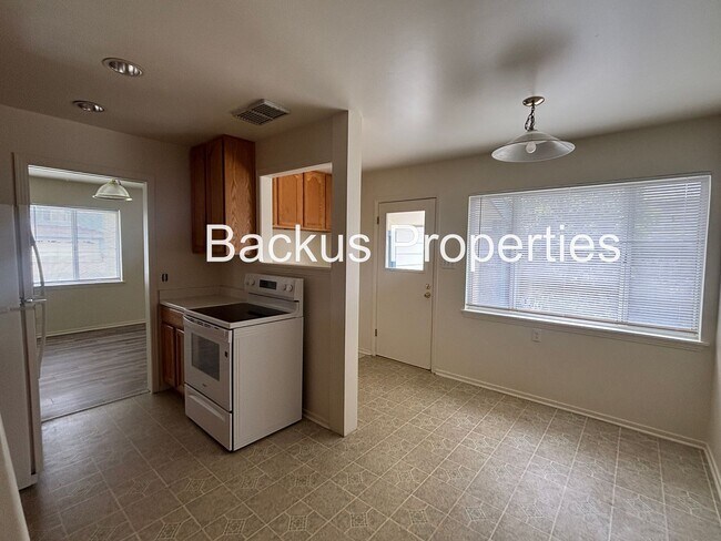 Building Photo - Great one level three bedroom home in South Salinas