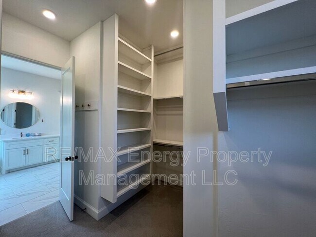 Building Photo - 440 St Claire Dr