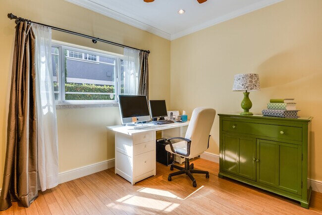 Building Photo - 2006 Manhattan Beach Blvd