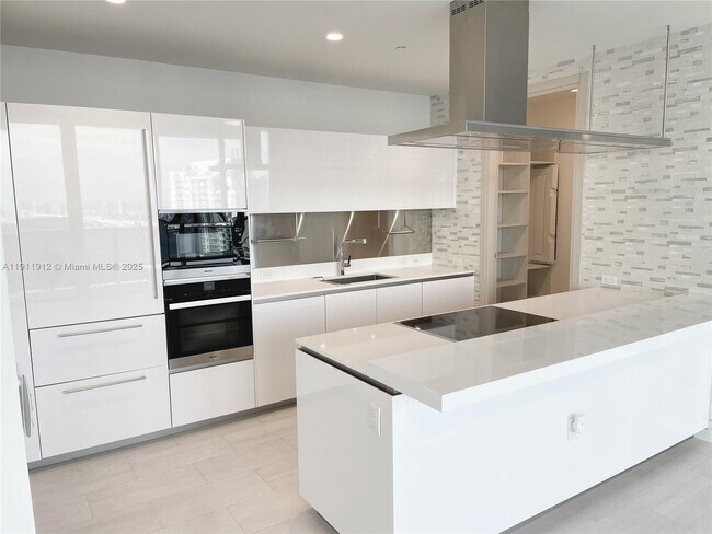 Building Photo - 1000 Brickell Plaza