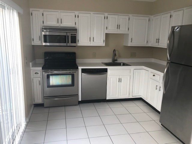 Updated and Bright Kitchen - 605 S Oregon Ave