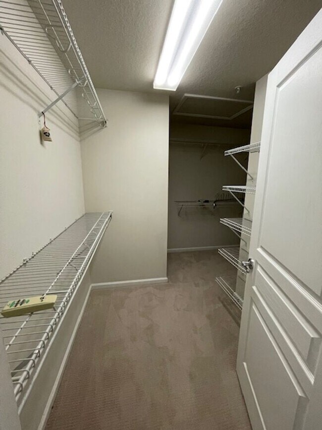 Building Photo - Midtowne