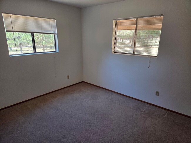 Building Photo - **LEASE PENDING Idyllic Ranch style Home O...