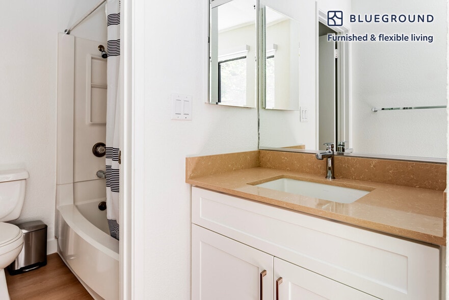 Building Photo - 1600 Villa St