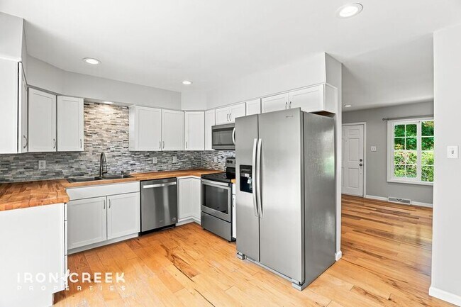Building Photo - 16 King Arthur Pl