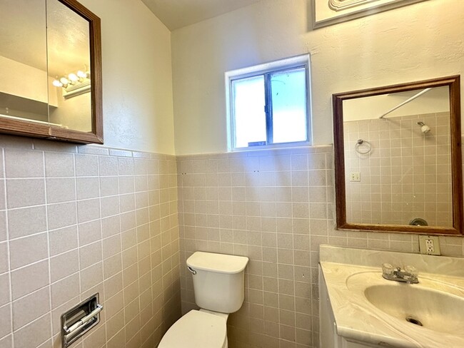 Building Photo - Gigantic Yard 2 Bedroom with Washer/Dryer,...