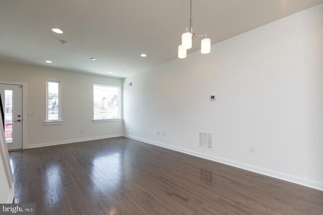 Building Photo - 1641 N Randolph St