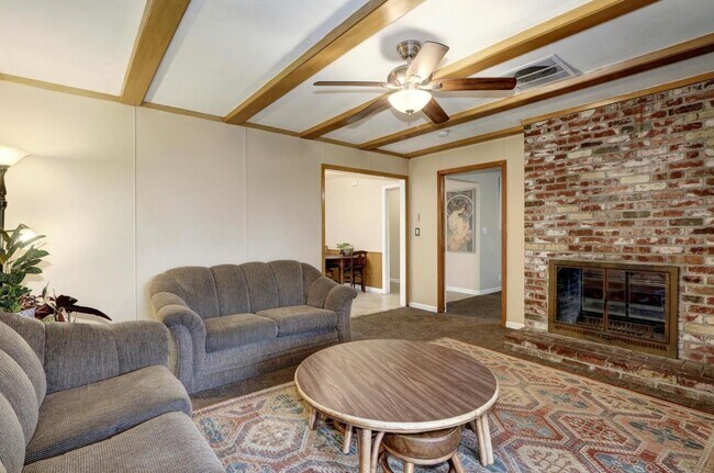 Building Photo - Beautiful Renovated 3/1 In Sacramento