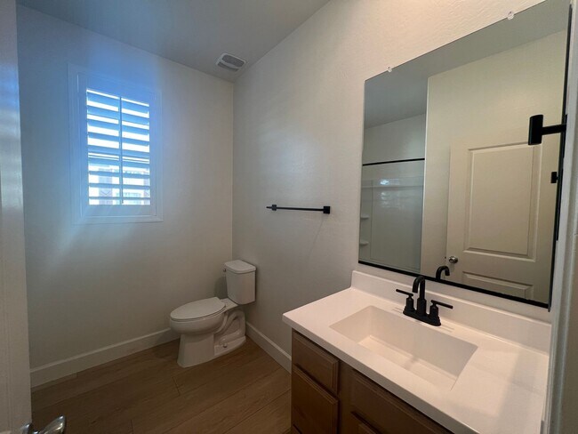 Building Photo - Updated 3 Bed/2 Bath in Excellent Glendale...