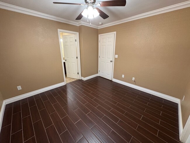 Building Photo - 744 W Buena Vista Ave