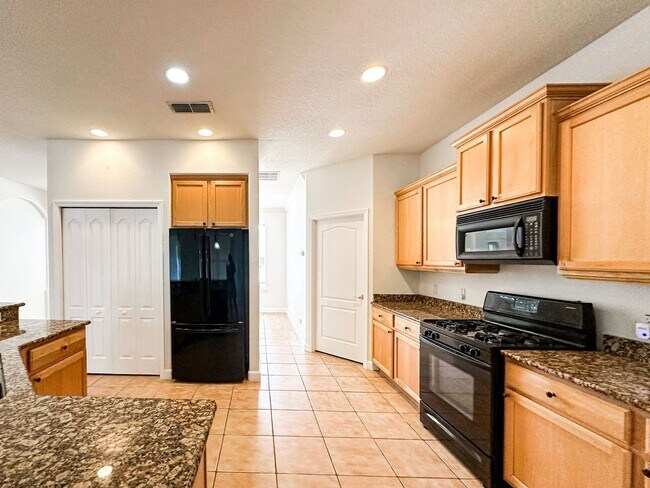 Building Photo - Beautiful 3/2 in Winding Cove with large f...