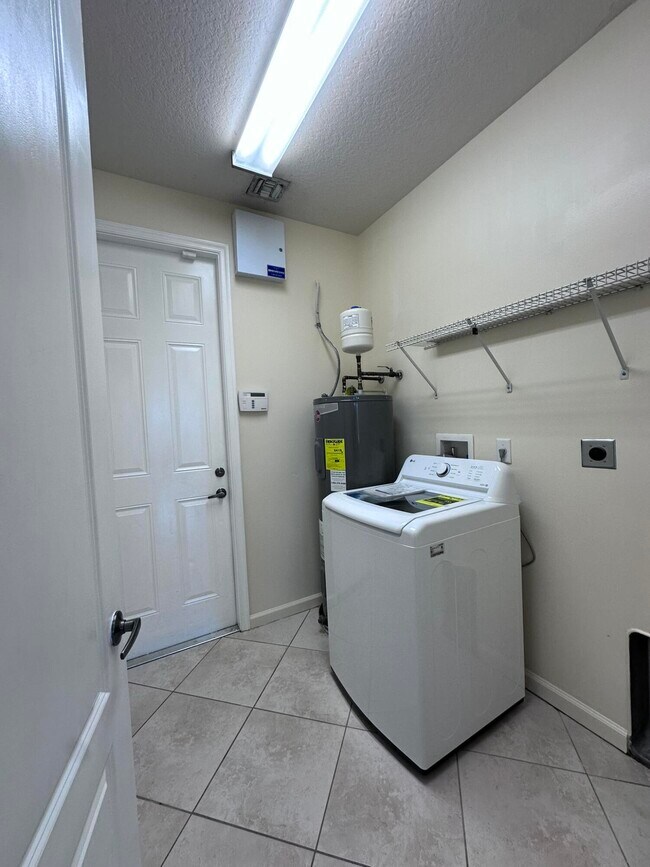 Building Photo - 6025 NW Wolverine Rd