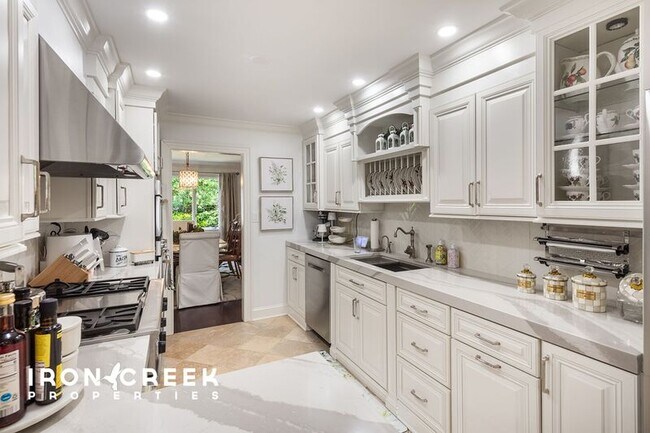 Building Photo - 515 Crowfields Ln