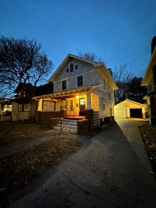 Building Photo - 1105 N Bourland Ave