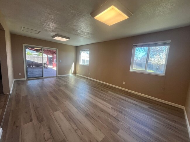 Building Photo - Spacious 4bed 2bath home in Elverta!