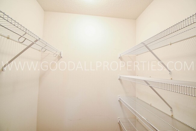 Building Photo - Updated 2 Bed, 2 Bath Townhome in Waukee!