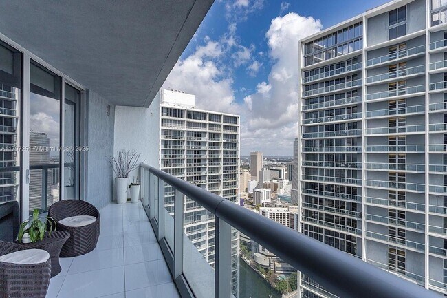 Building Photo - 495 Brickell Ave