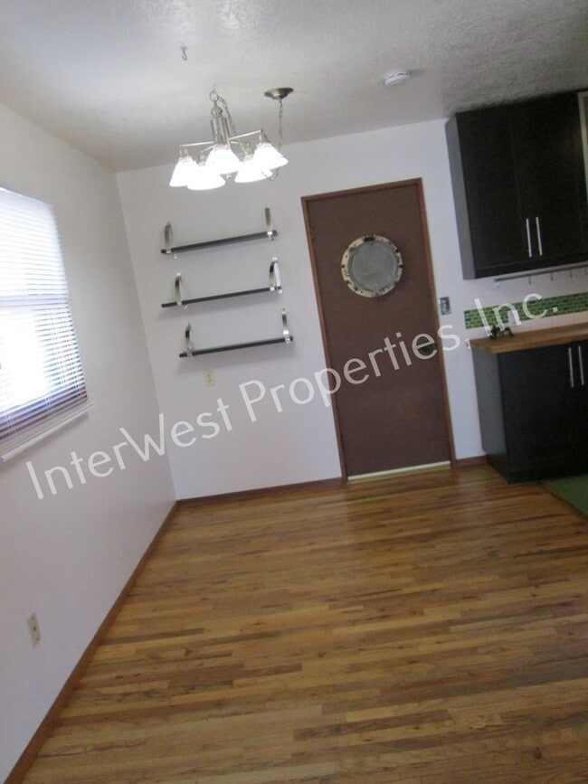Building Photo - Montavilla Cutie! 2bd 1 ba home with Garag...