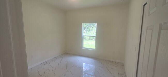 Building Photo - Great Location  2/1 Single Family Home