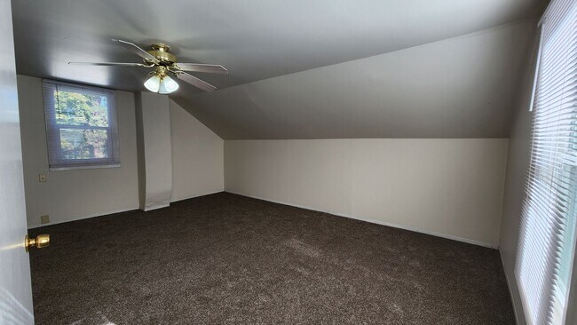 Building Photo - South Hill Home!! Available Now!