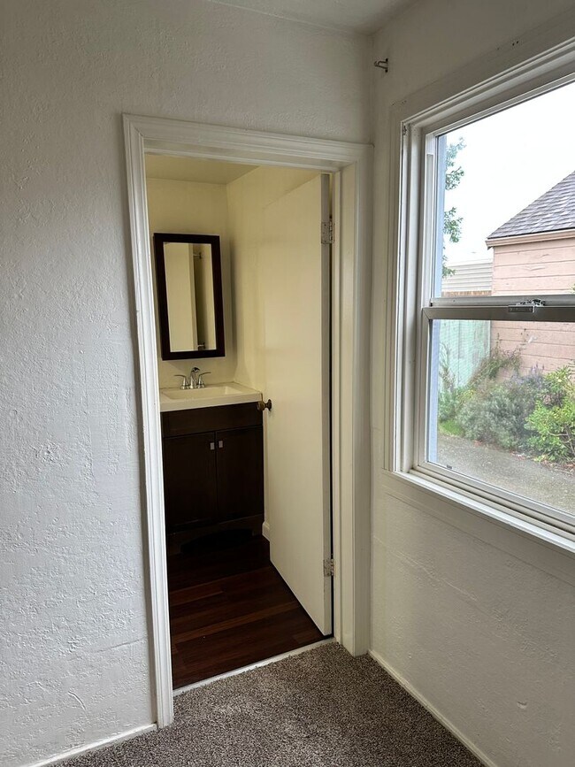 Building Photo - Light-Filled 2Bed, 2 Bath Traditional Home in Sunny Southeast Eureka $1950/mo