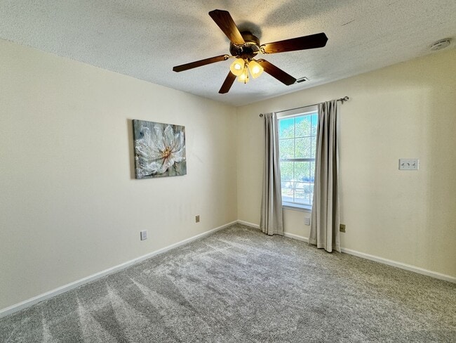 Building Photo - Available 08-08-25 in Cedar Crossing! A Pe...