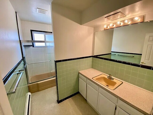 Building Photo - 5290 W Plymouth Dr