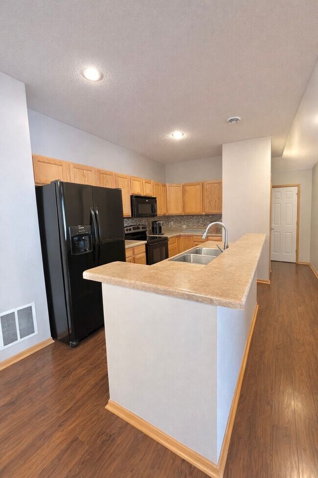 Building Photo - Gorgeous 2bed 2bath Townhome in Bailey’s Arbor