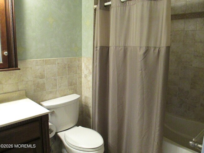 Building Photo - 32 Center Ave