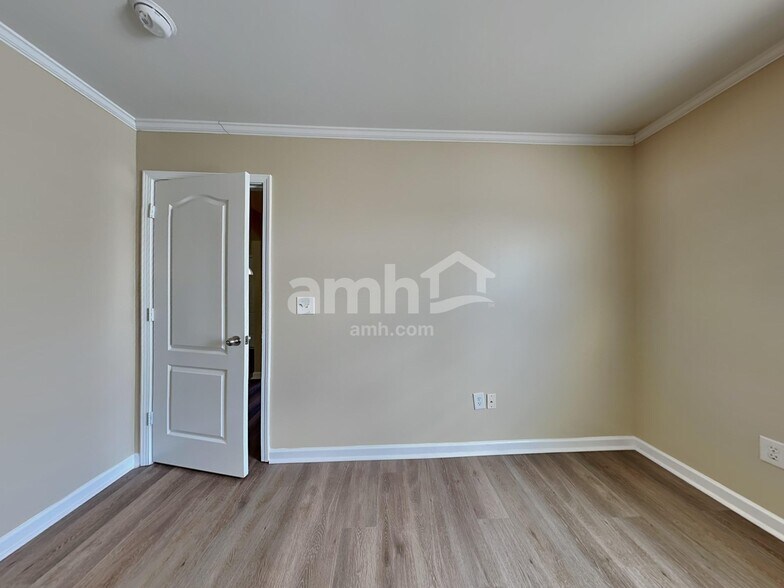 Building Photo - 204 Eastpark Way