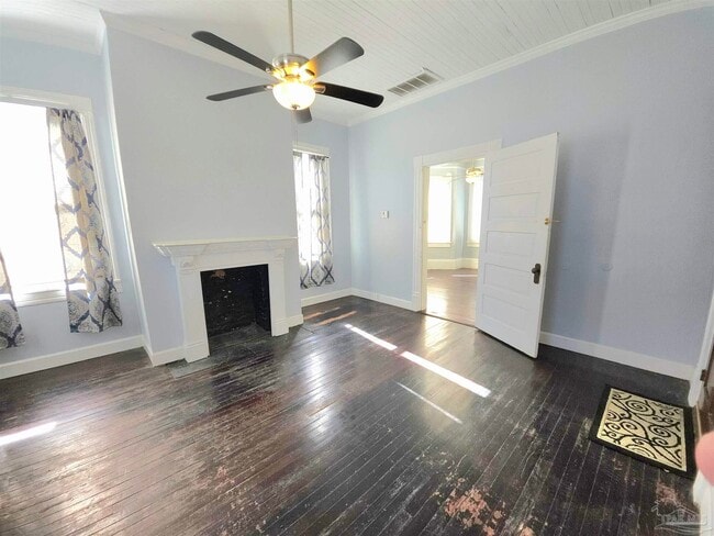 Building Photo - 911 N Spring St