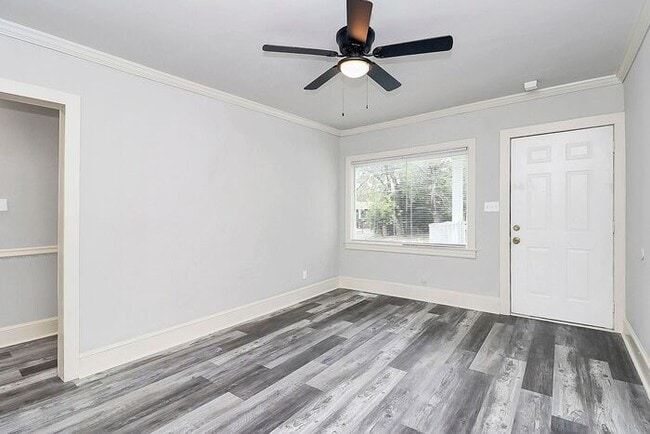 Building Photo - Charming 2BD/1BA Duplex Off West Blvd