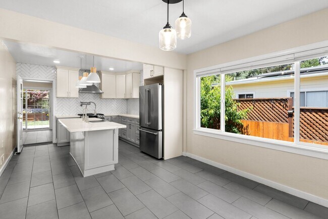 Building Photo - Beautiful Duplex In Highly Desirable San Rafael!