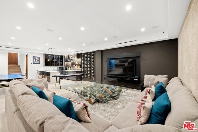 Building Photo - 1940 Kelton Ave