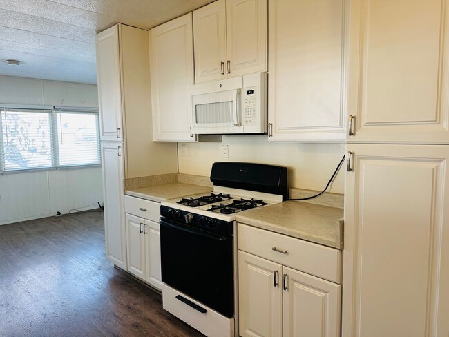 Building Photo - 5-Bed/2.5-Bath Rental by the Colorado River and Marina Proximity and Shopping Convenience!