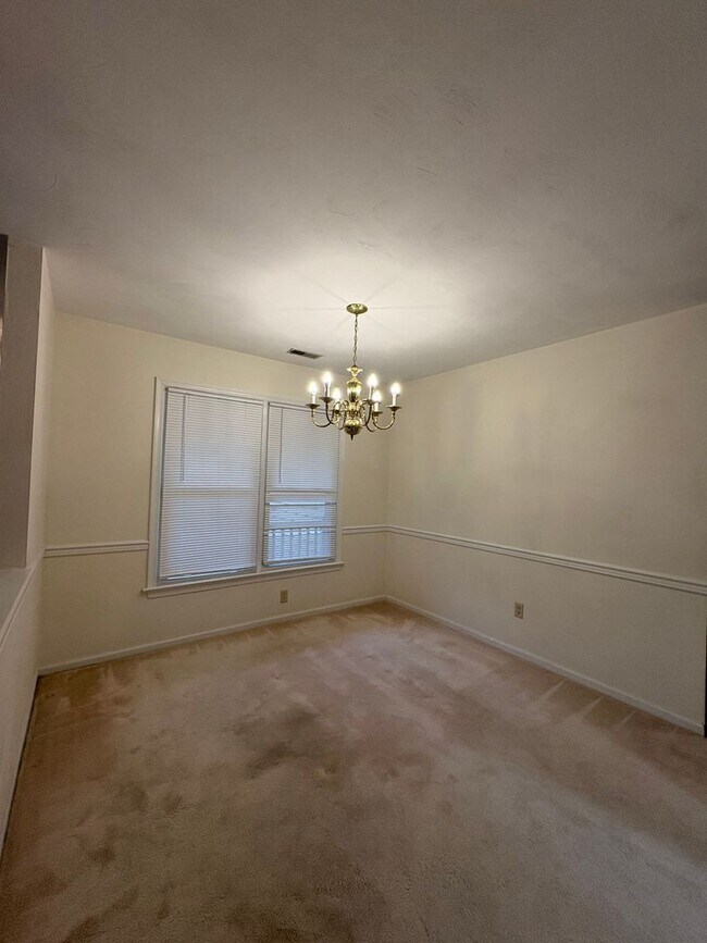 Building Photo - 3 BED / 2 BATH SINGLE FAMILY