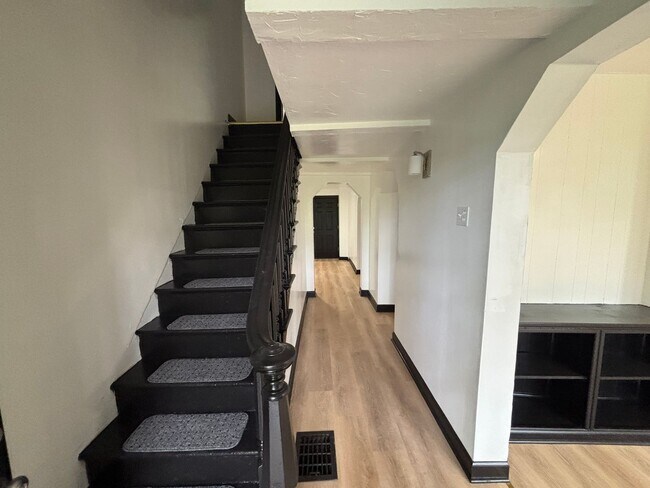 Building Photo - Beautiful 3 Bedroom, 2 Bathroom Home with Private Drive and Large Yard!