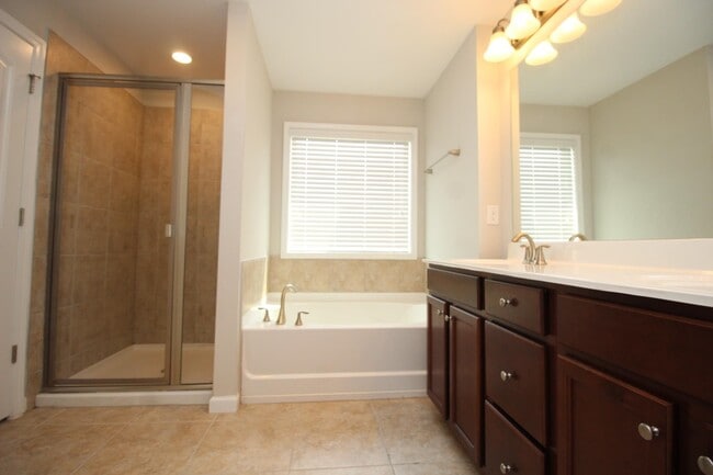 Building Photo - 660 Sunset Dr