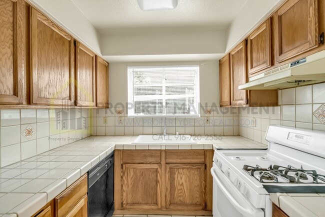 Building Photo - 3 bedroom 2 baths available in a gate community