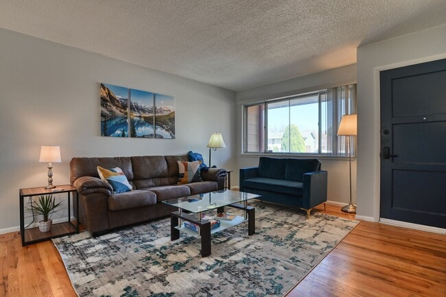 Building Photo - Cute 3 Bedroom Home in Central Colorado Sp...