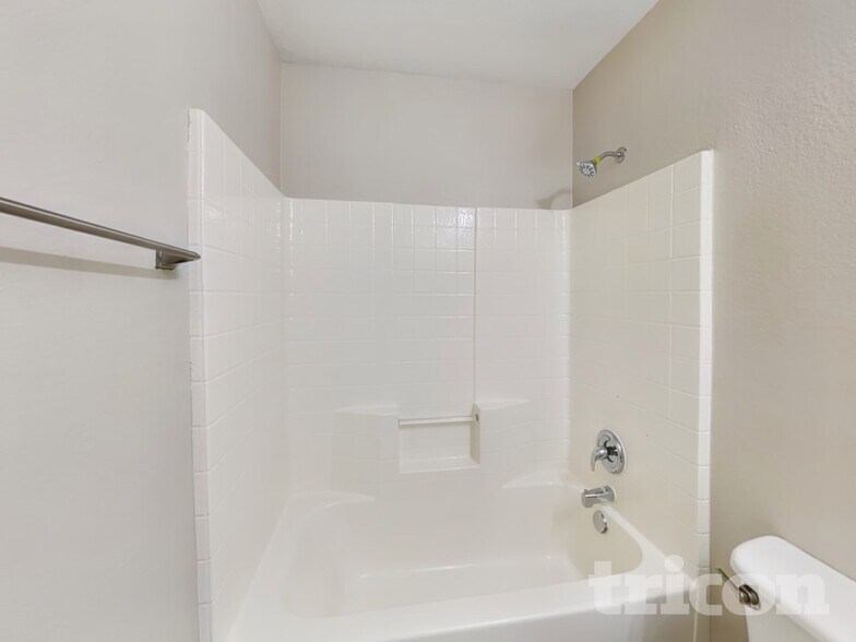 Building Photo - 6701 Fairglen Dr