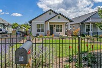 Building Photo - Newer Home