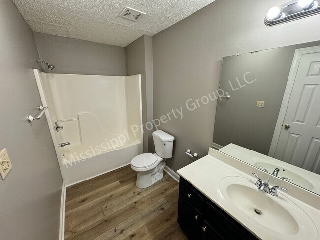 Building Photo - 402 Saddle Creek Dr