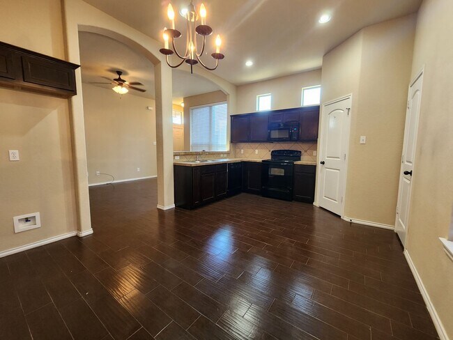 Building Photo - 3/2.5/2 Duplex / Minutes from Downtown NB & Creekside Shopping & Restaurants / Fenced in Yard /CISD