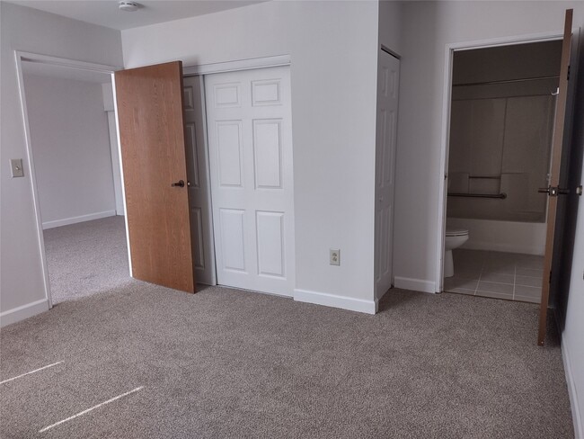 Building Photo - 664 Town Bank Rd