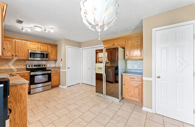Building Photo - 8003 Minehead Dr