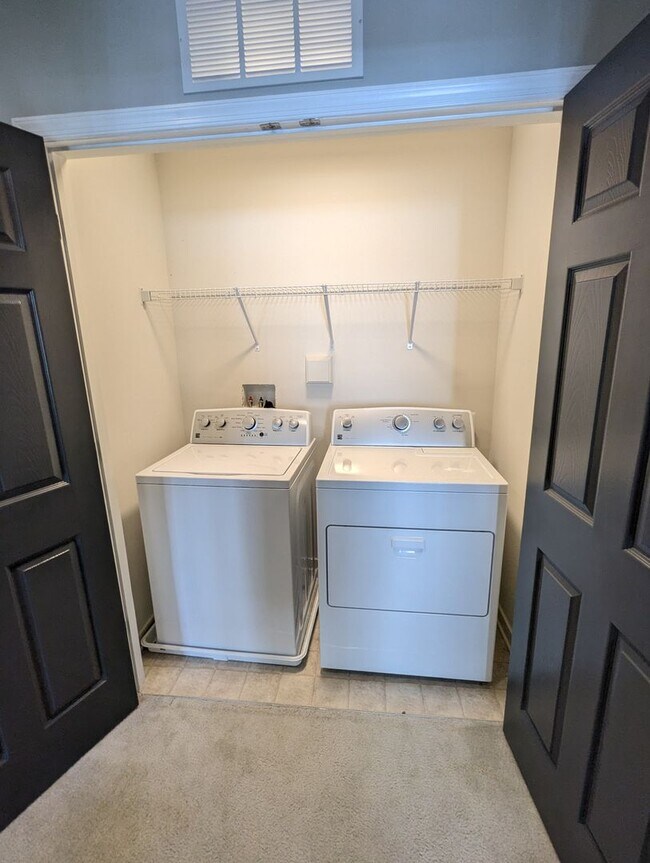 Building Photo - Two Level END UNIT condo in East of Market...