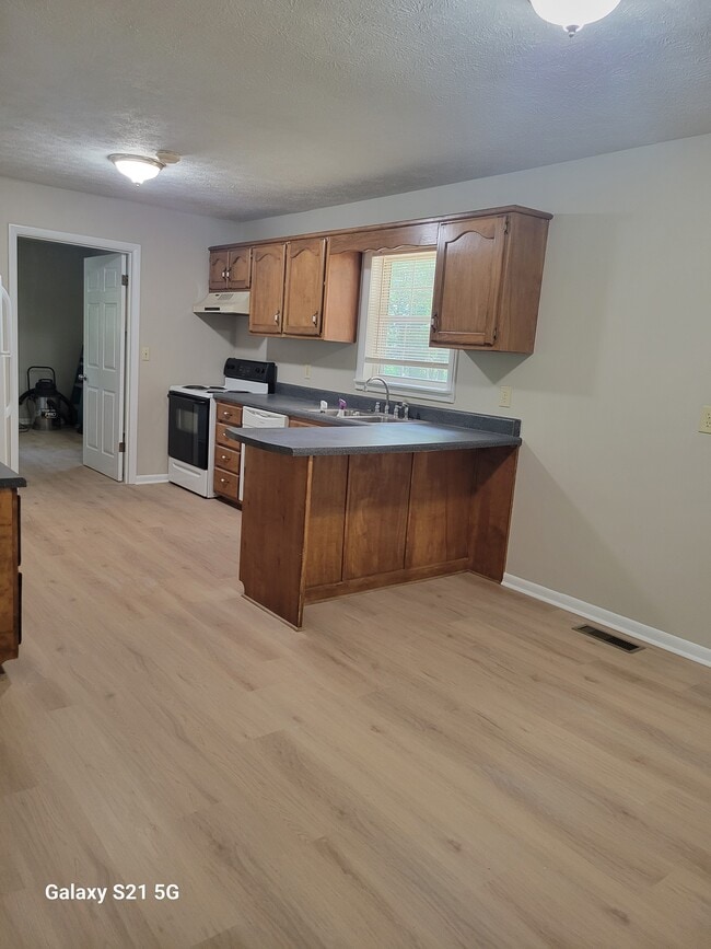 Building Photo - 253 Ivanhoe Ln
